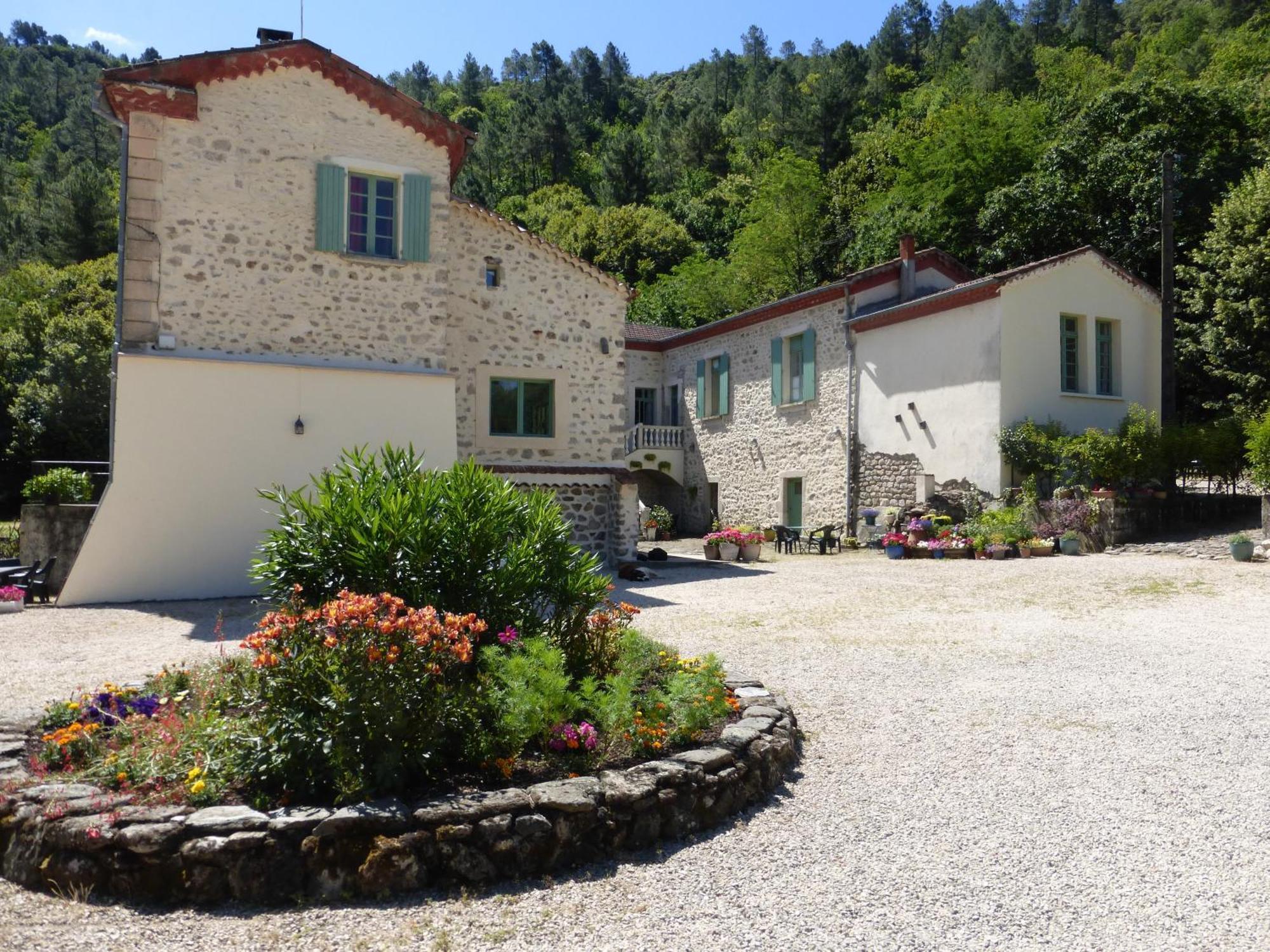 Chateau Du Fraissinet, 6 Gites Sleeping 2-8 Guests, Pool And River On Site La Tronche  外观 照片