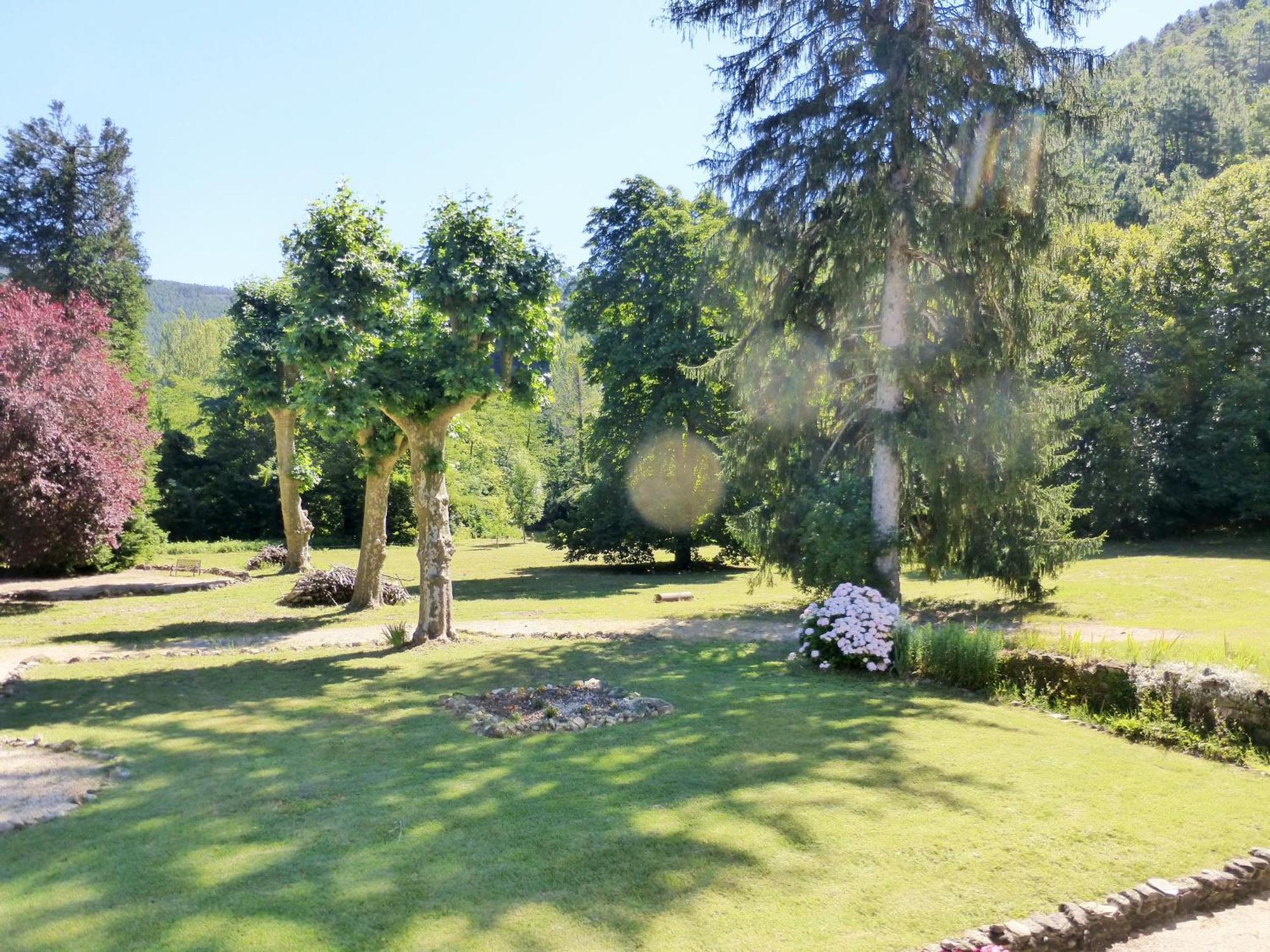 Chateau Du Fraissinet, 6 Gites Sleeping 2-8 Guests, Pool And River On Site La Tronche  外观 照片